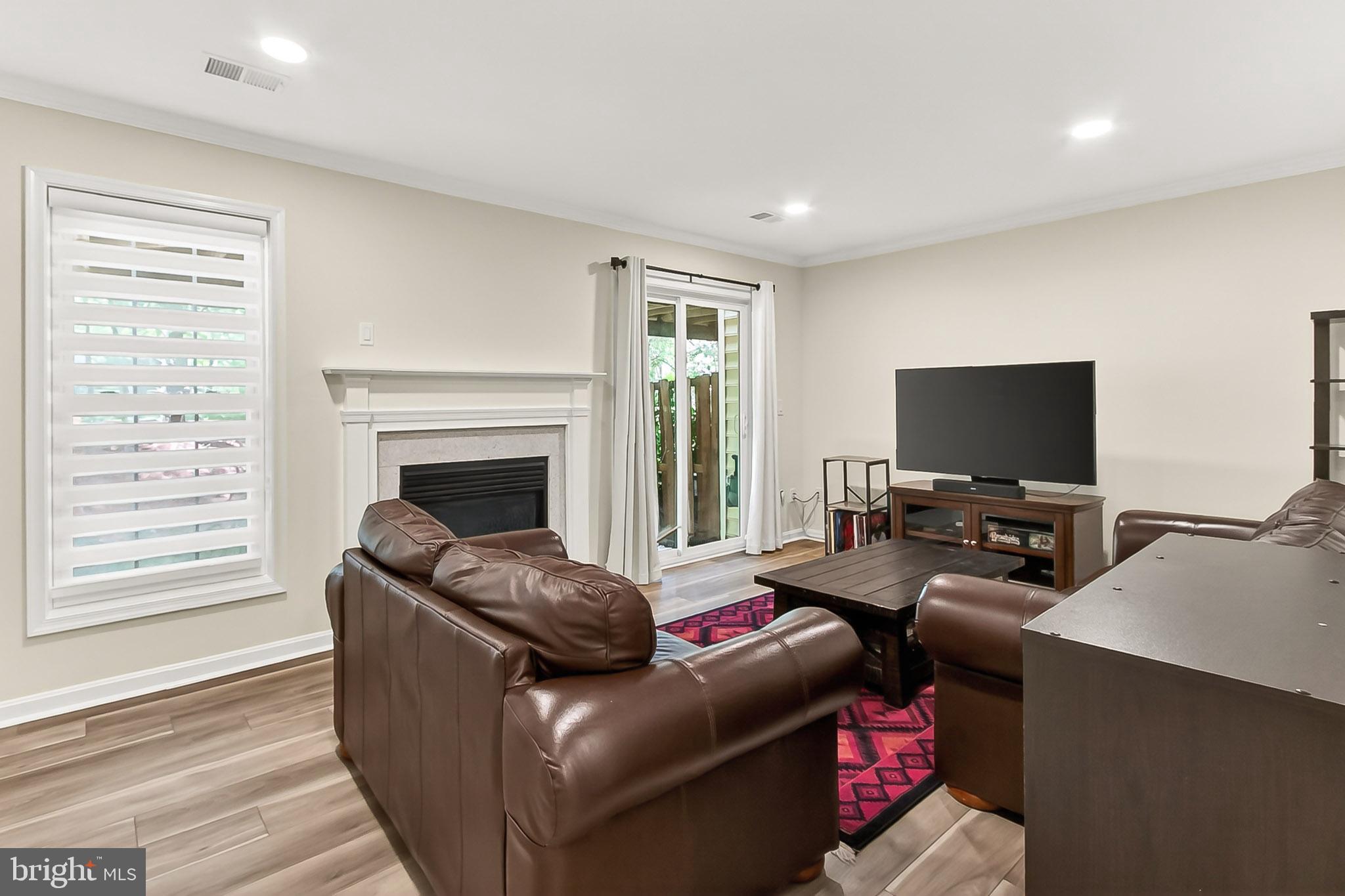 44039 KINGS ARMS SQUARE