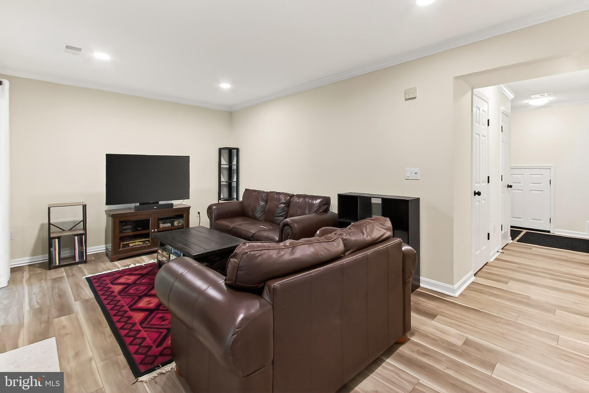 44039 KINGS ARMS SQUARE