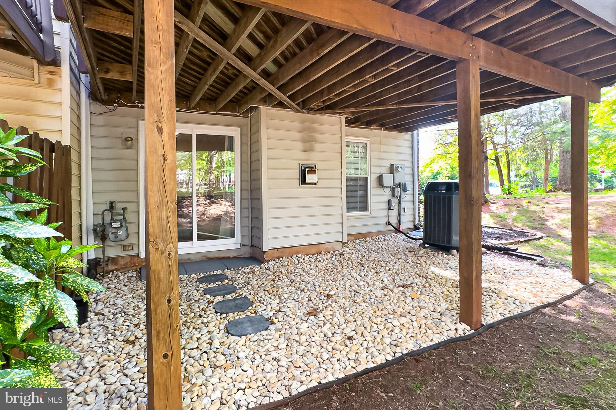 44039 KINGS ARMS SQUARE