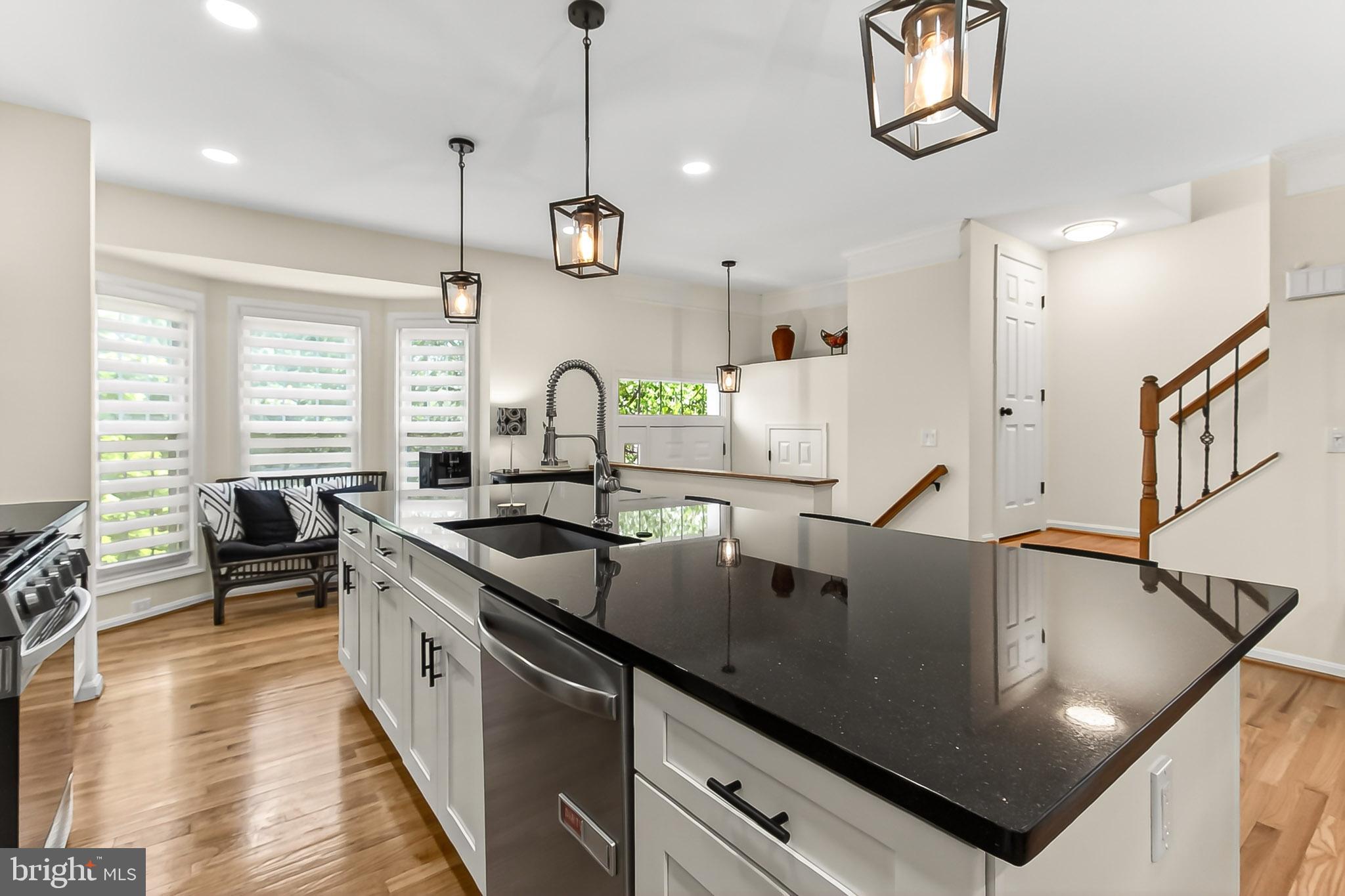 44039 KINGS ARMS SQUARE