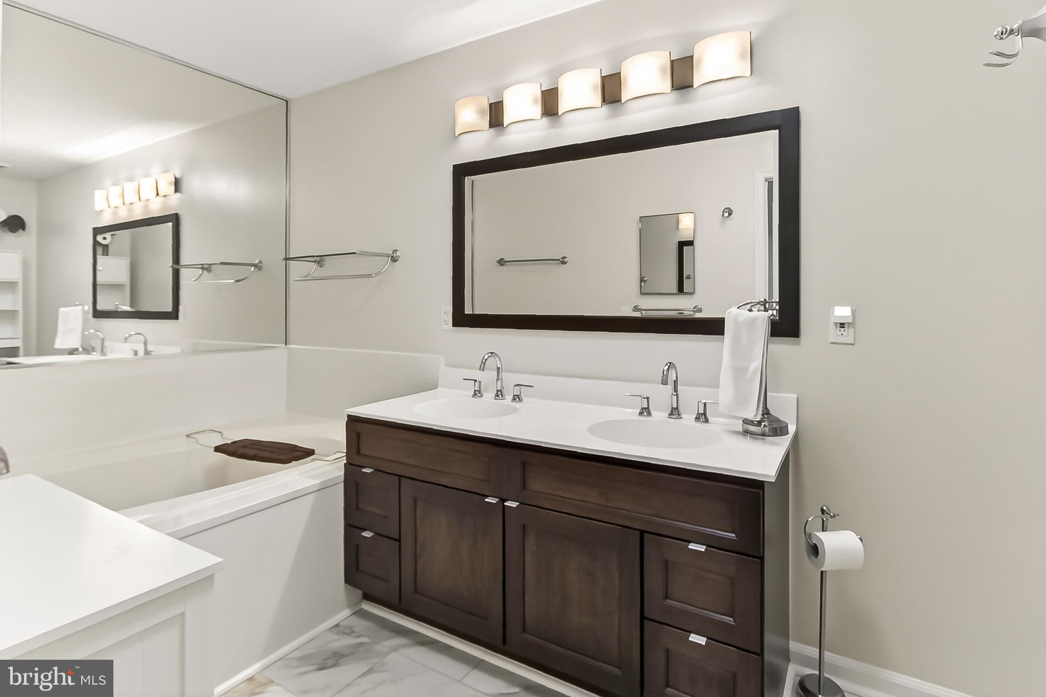 44039 KINGS ARMS SQUARE