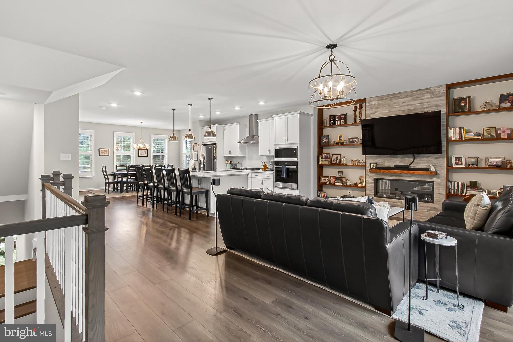 1700 MOCKING JAY TERRACE NE