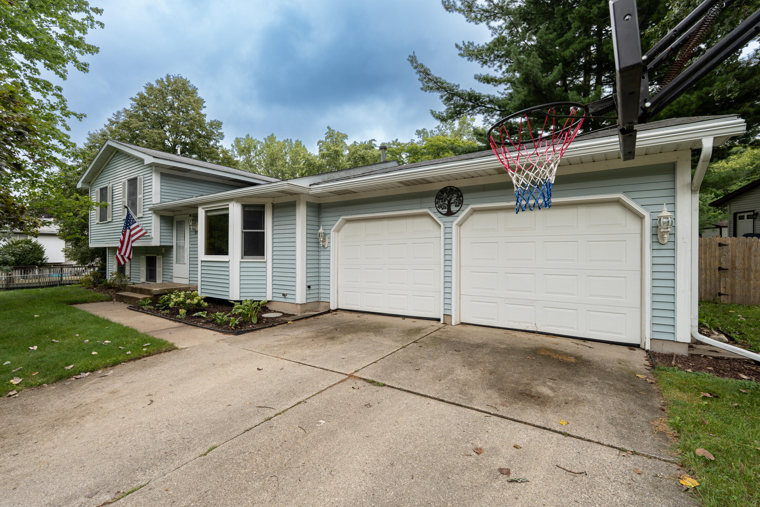 890 Gabrielle Court NE