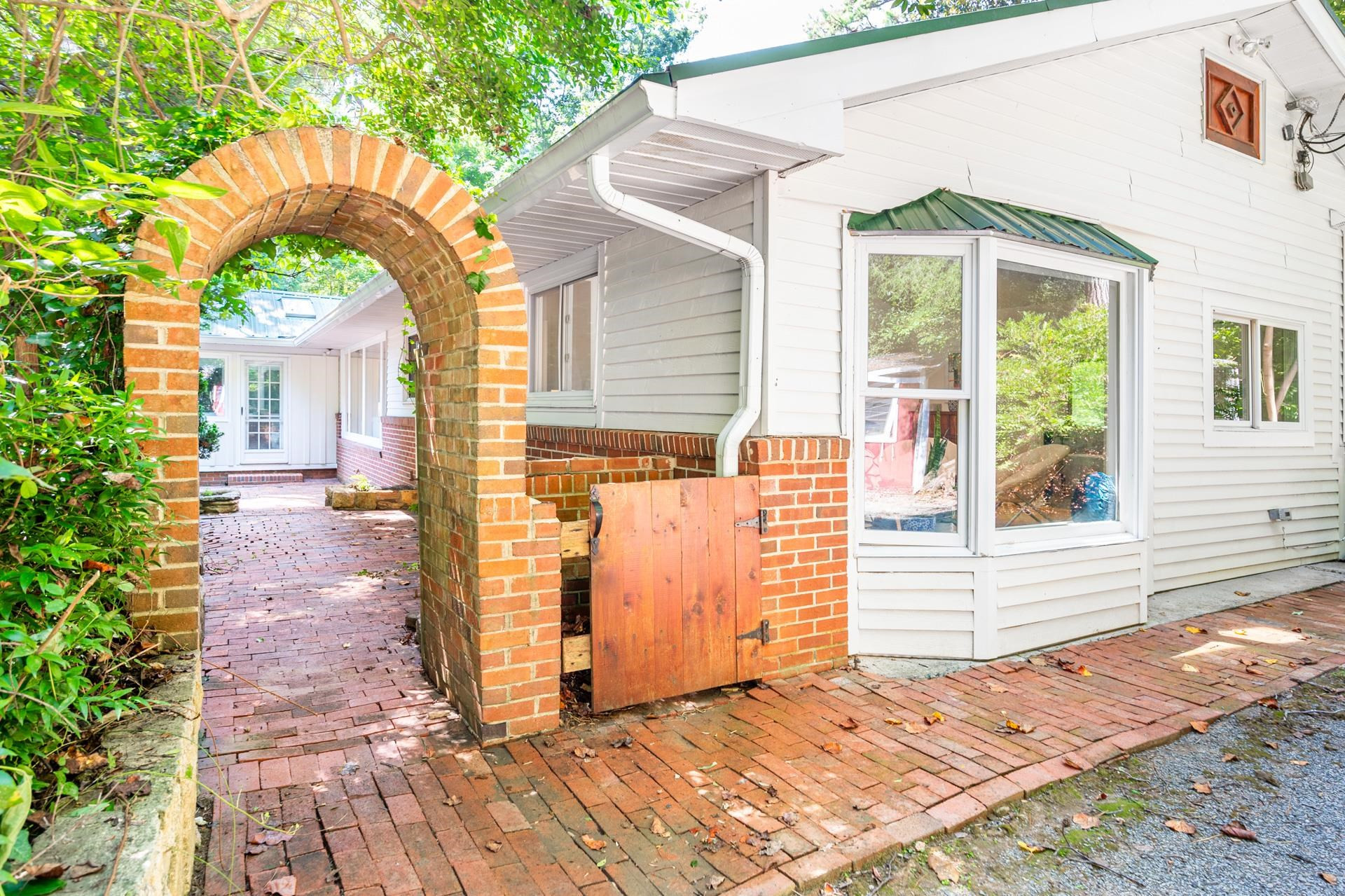 1122 Sourwood Drive
