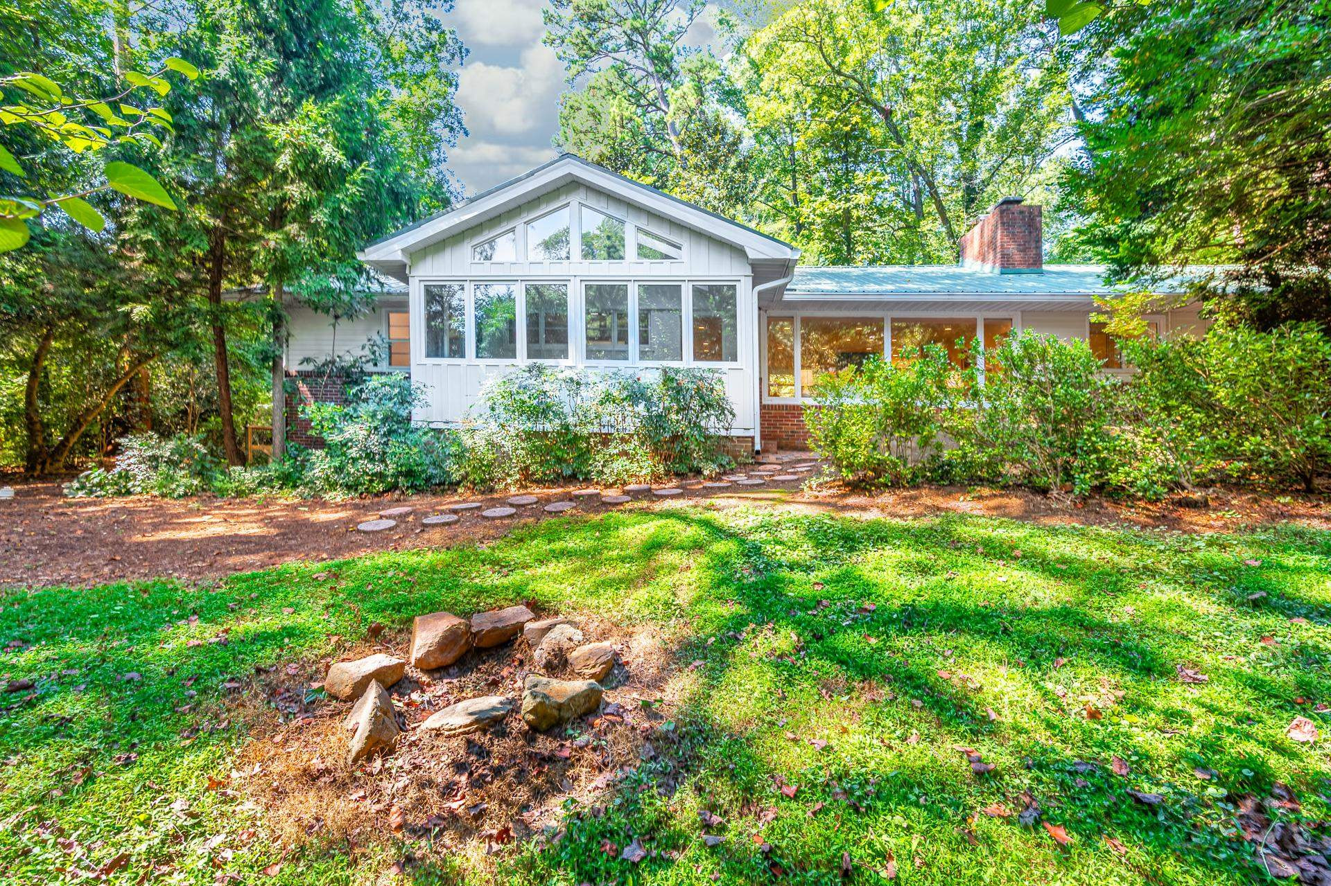 1122 Sourwood Drive
