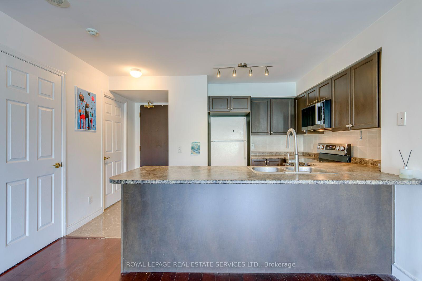 30 Grand Trunk Crescent 2012