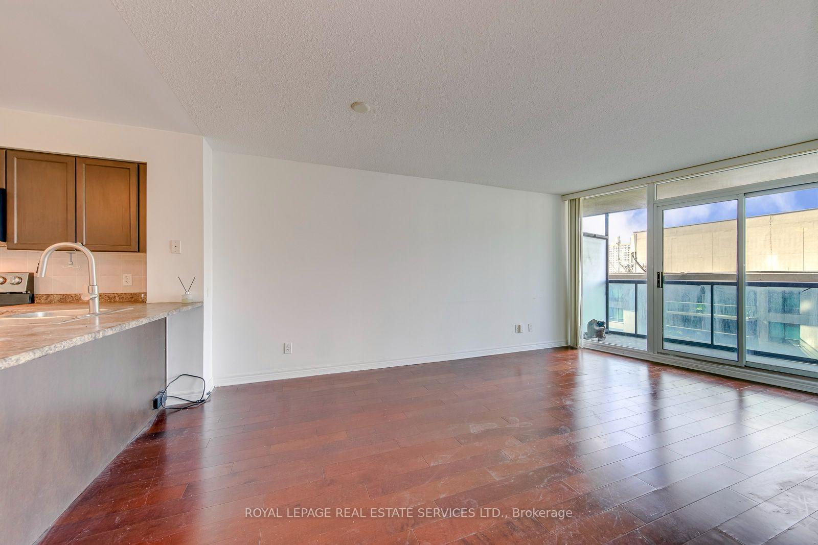30 Grand Trunk Crescent 2012