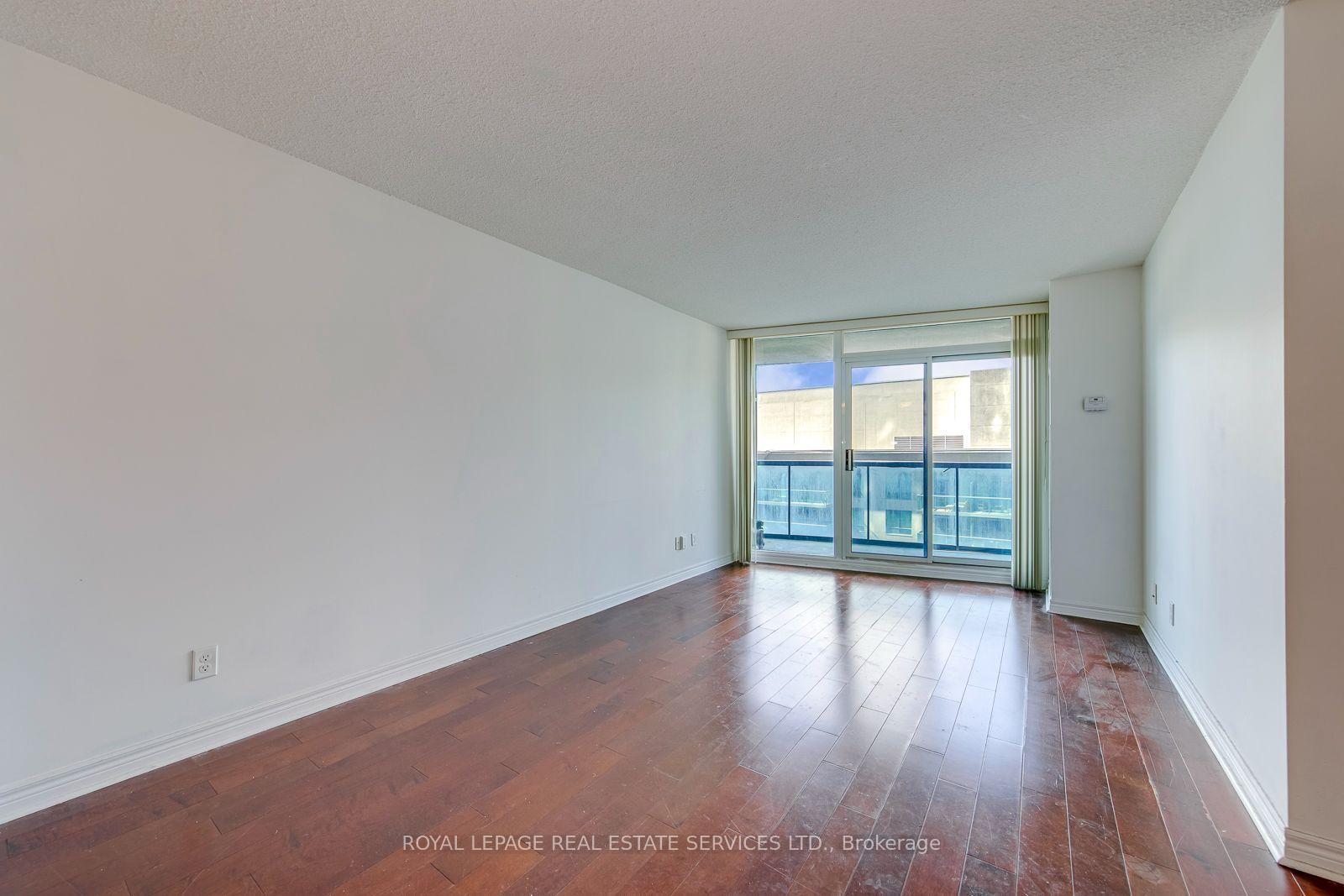 30 Grand Trunk Crescent 2012