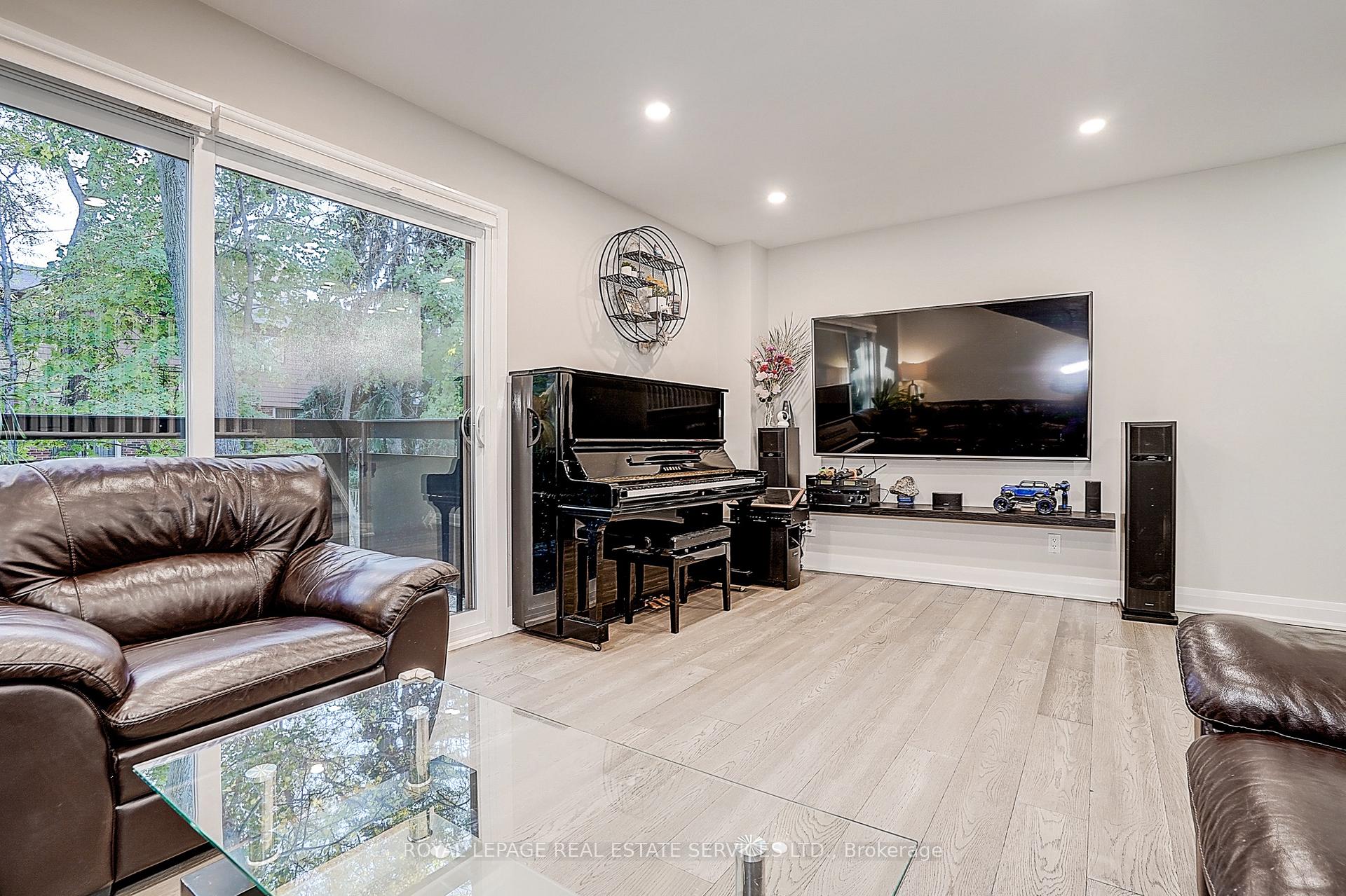 2020 Pharmacy Avenue 23, Toronto Unit: 23