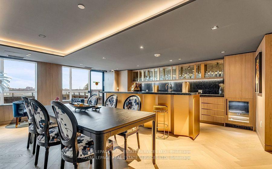 395 Dundas Street W 317