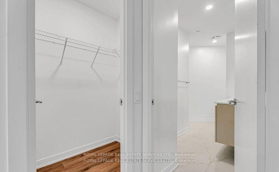 395 Dundas Street W 317