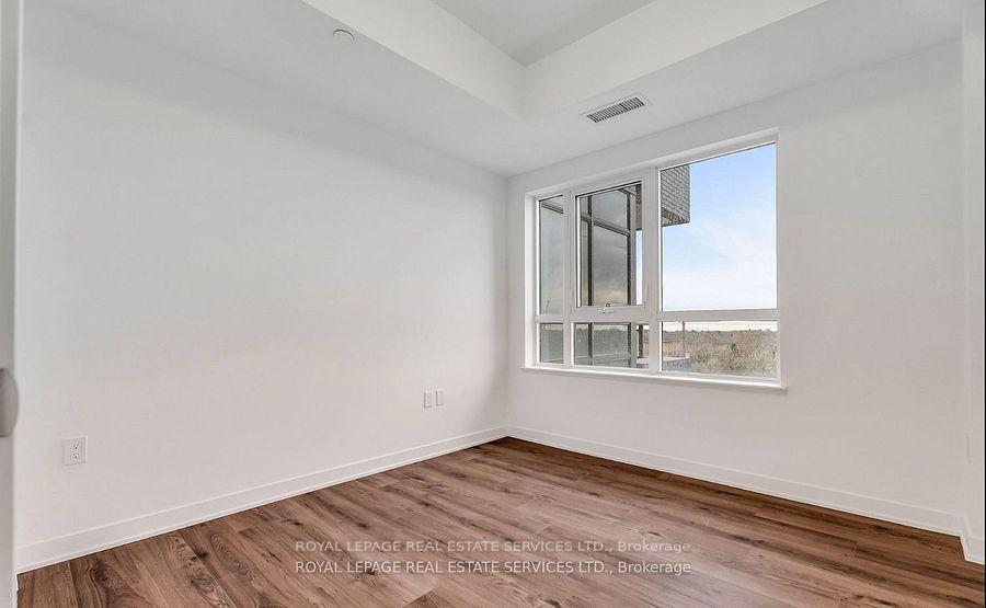 395 Dundas Street W 317