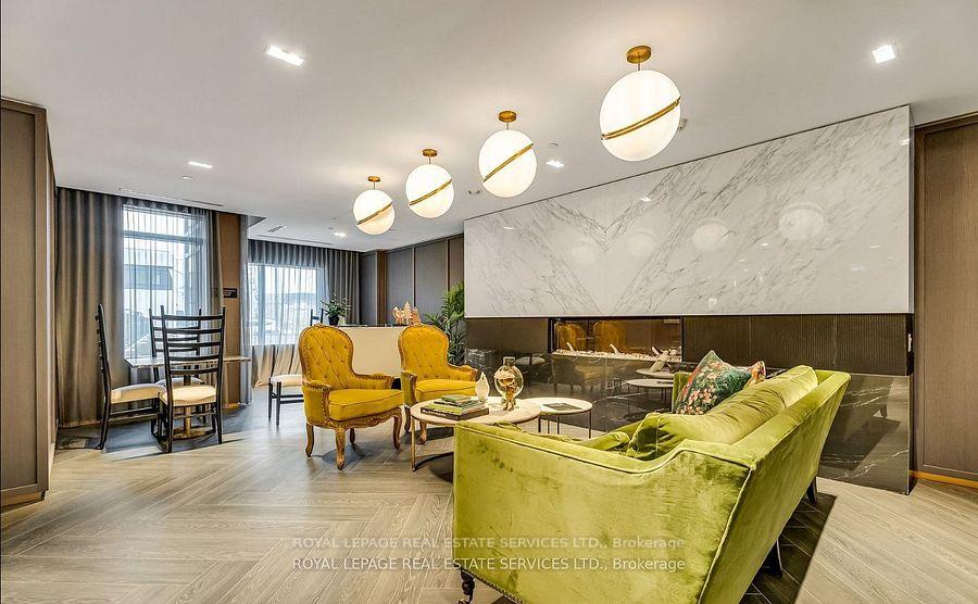 395 Dundas Street W 317