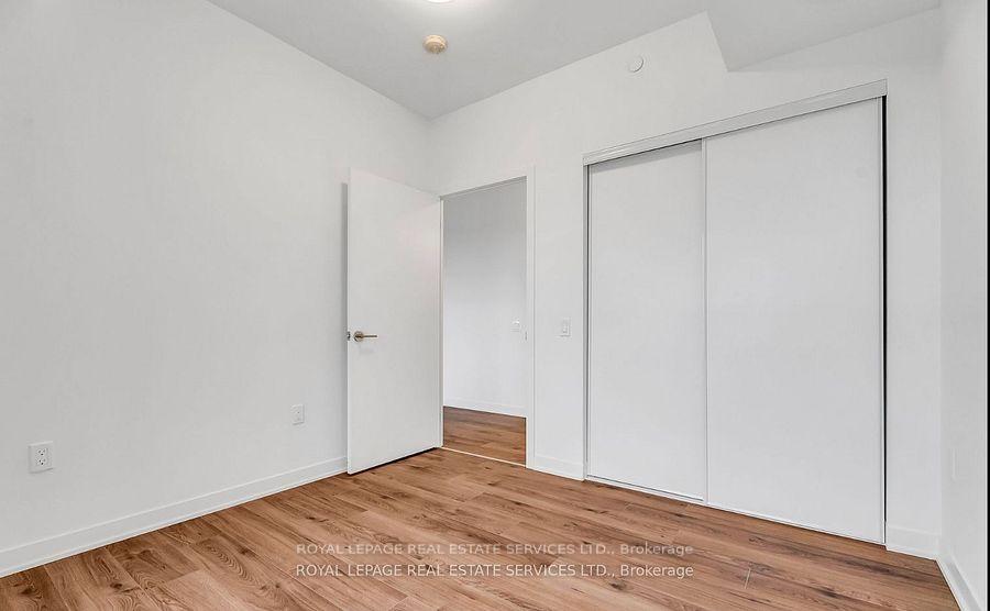 395 Dundas Street W 317