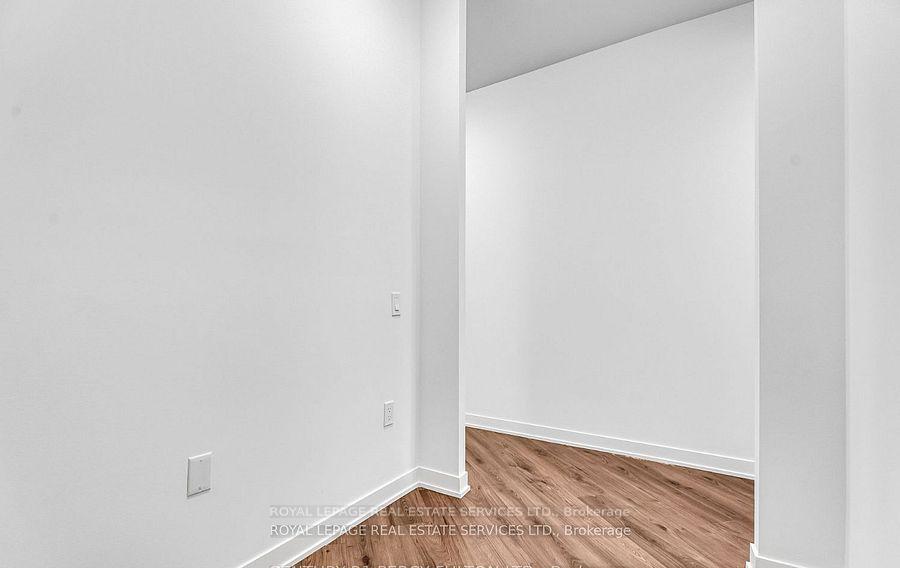 395 Dundas Street W 317