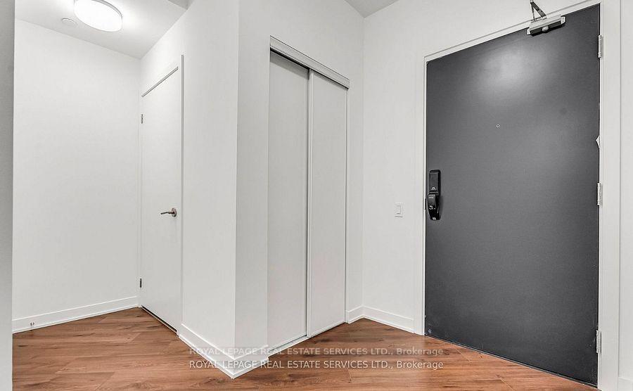 395 Dundas Street W 317