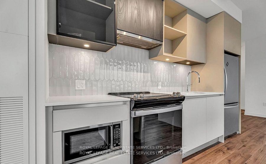 395 Dundas Street W 317