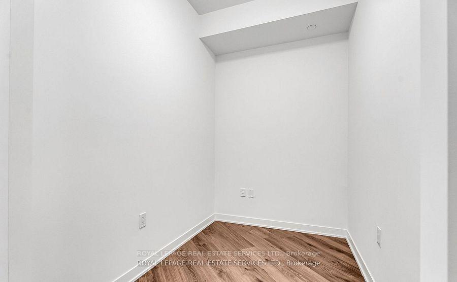 395 Dundas Street W 317