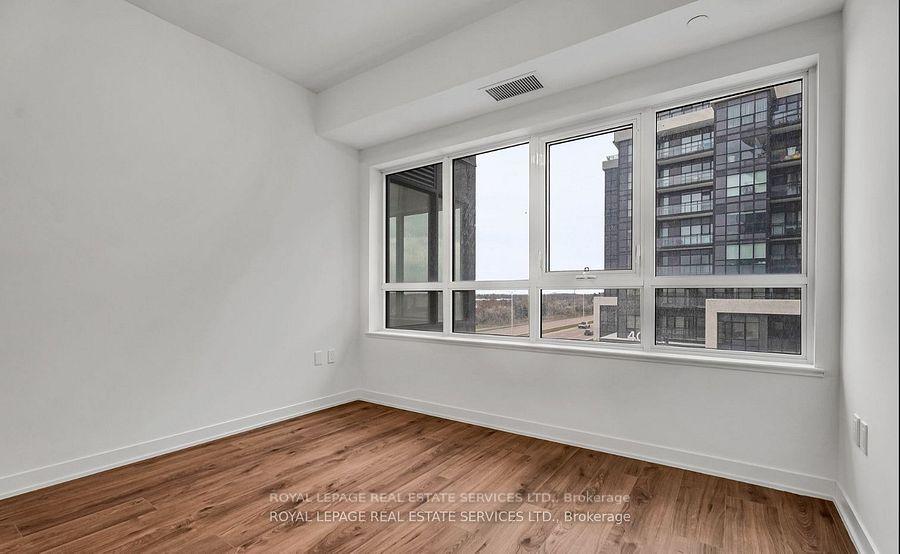 395 Dundas Street W 317