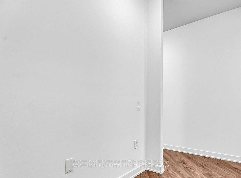 395 Dundas Street W 317