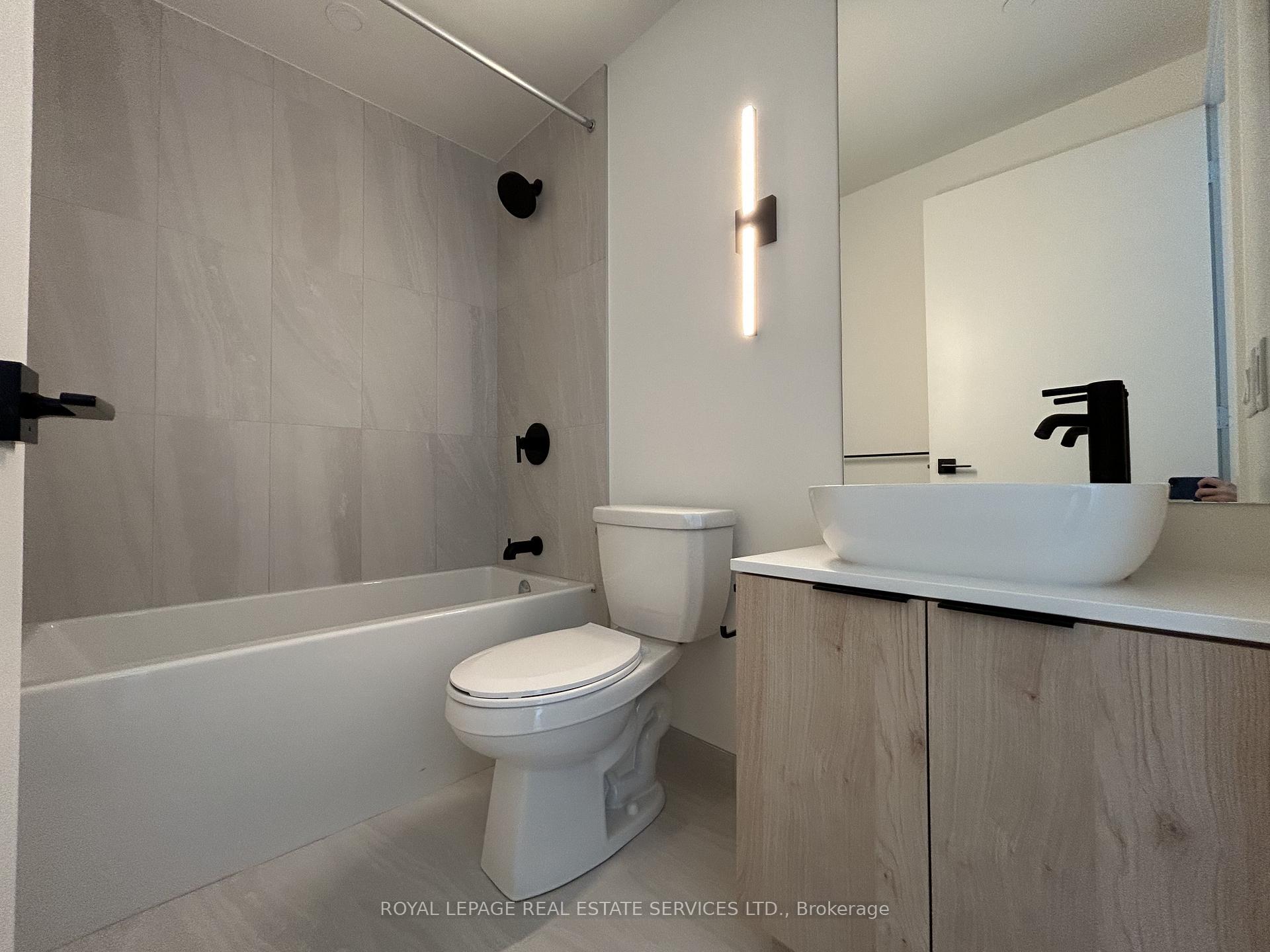 1185 Dupont Street 1211