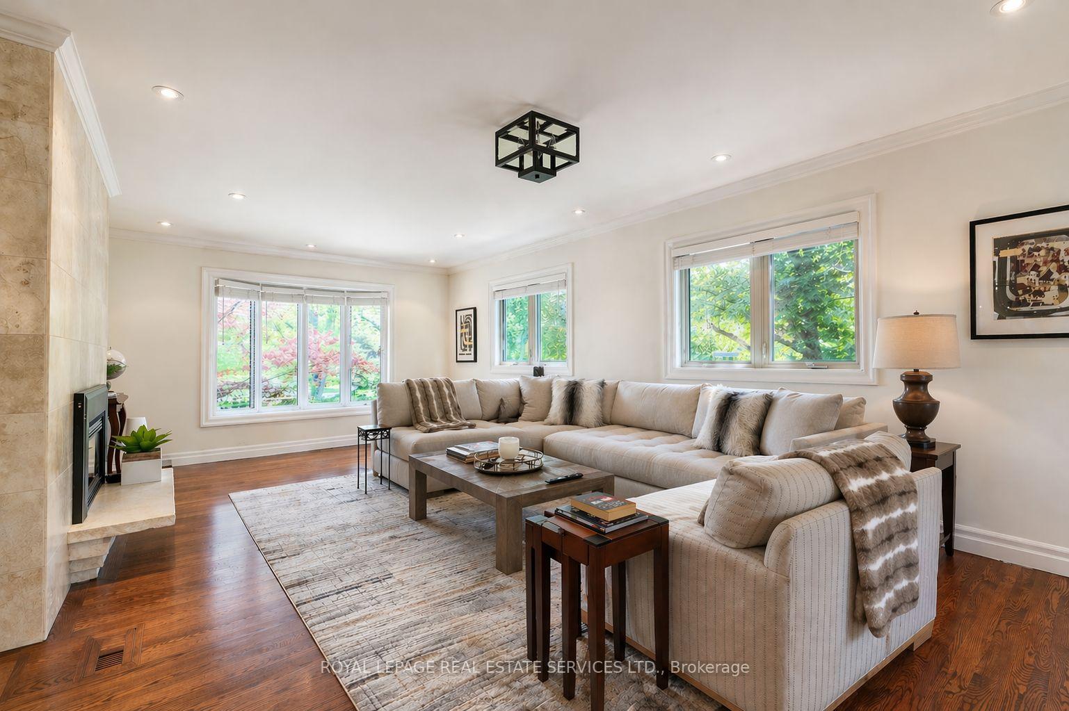 1327 Sedgewick Crescent