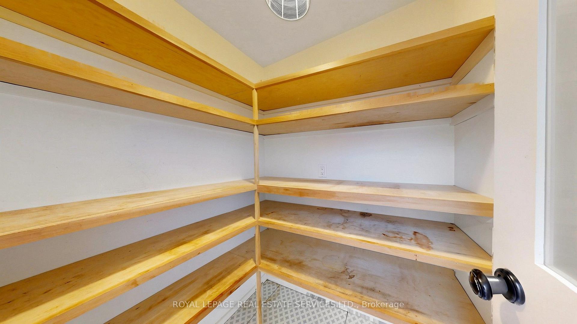 255 Oakwood Crescent