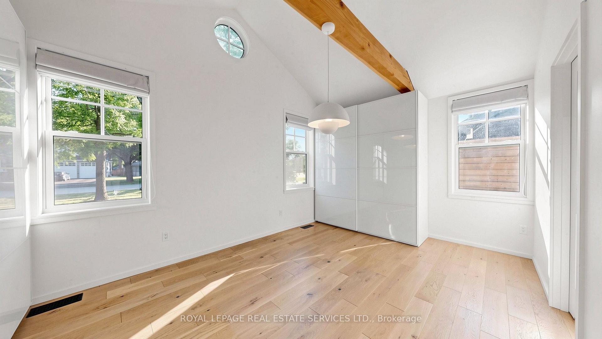 255 Oakwood Crescent