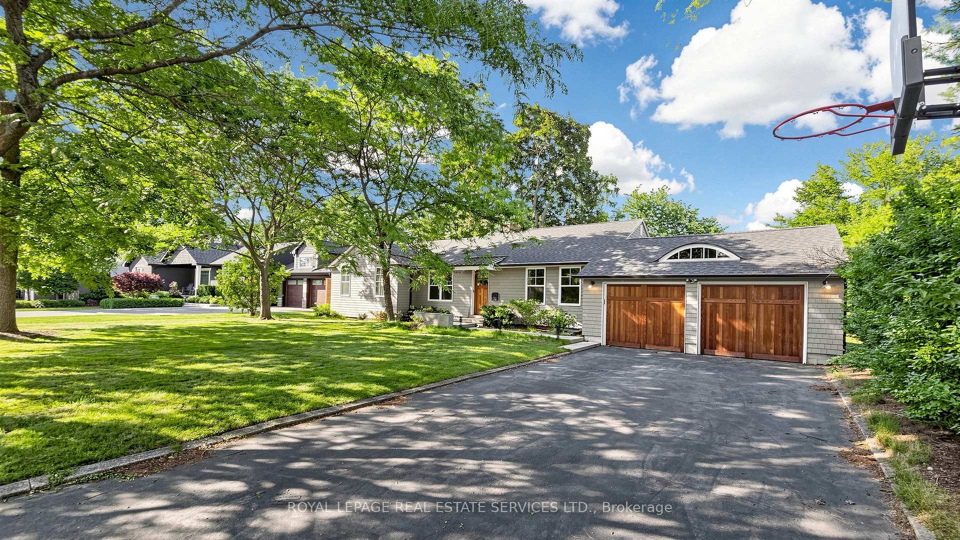 255 Oakwood Crescent