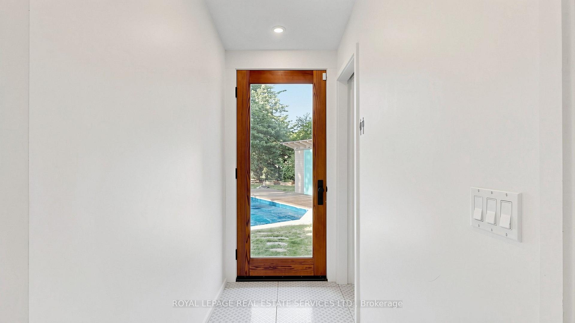 255 Oakwood Crescent