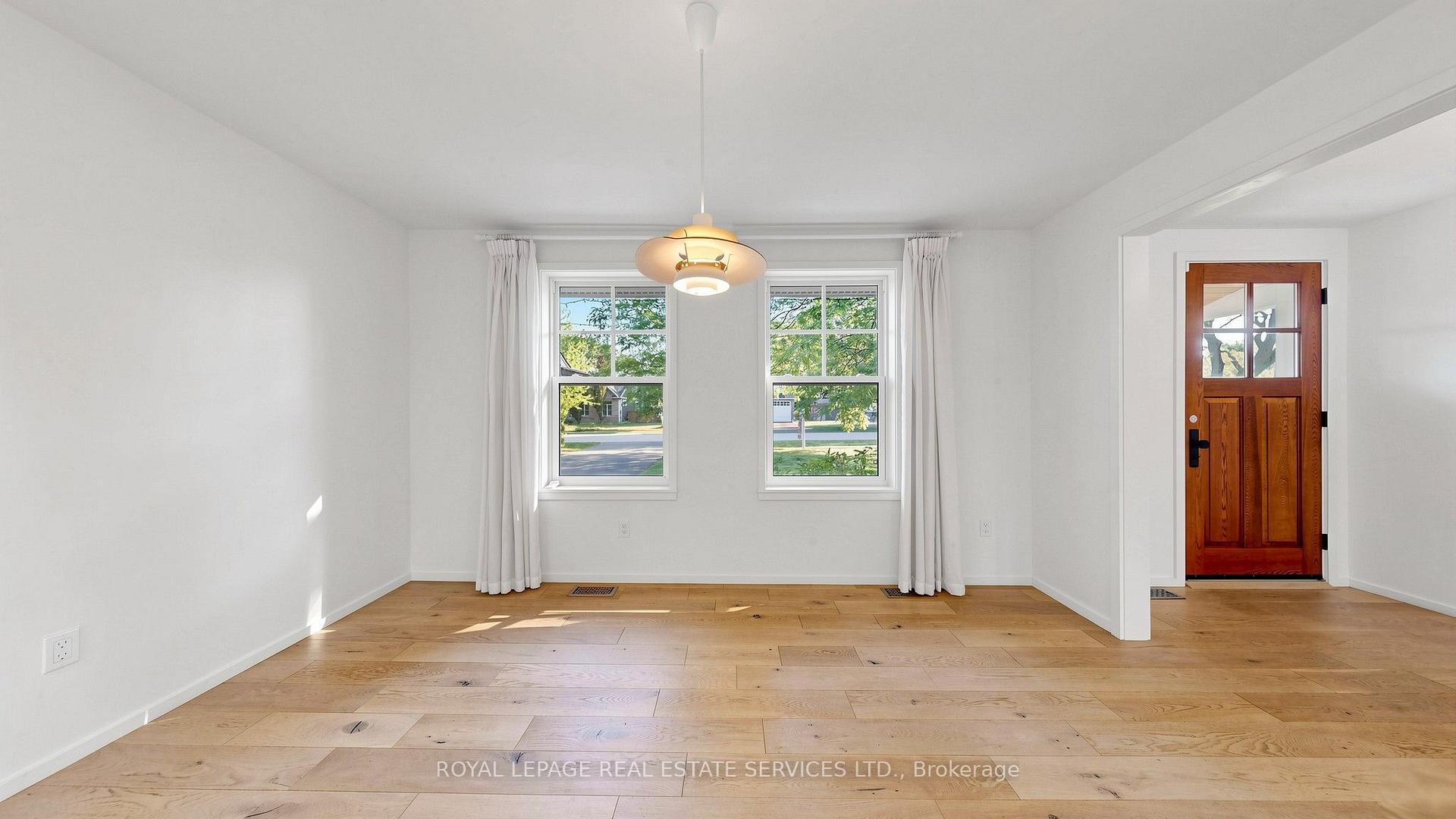255 Oakwood Crescent