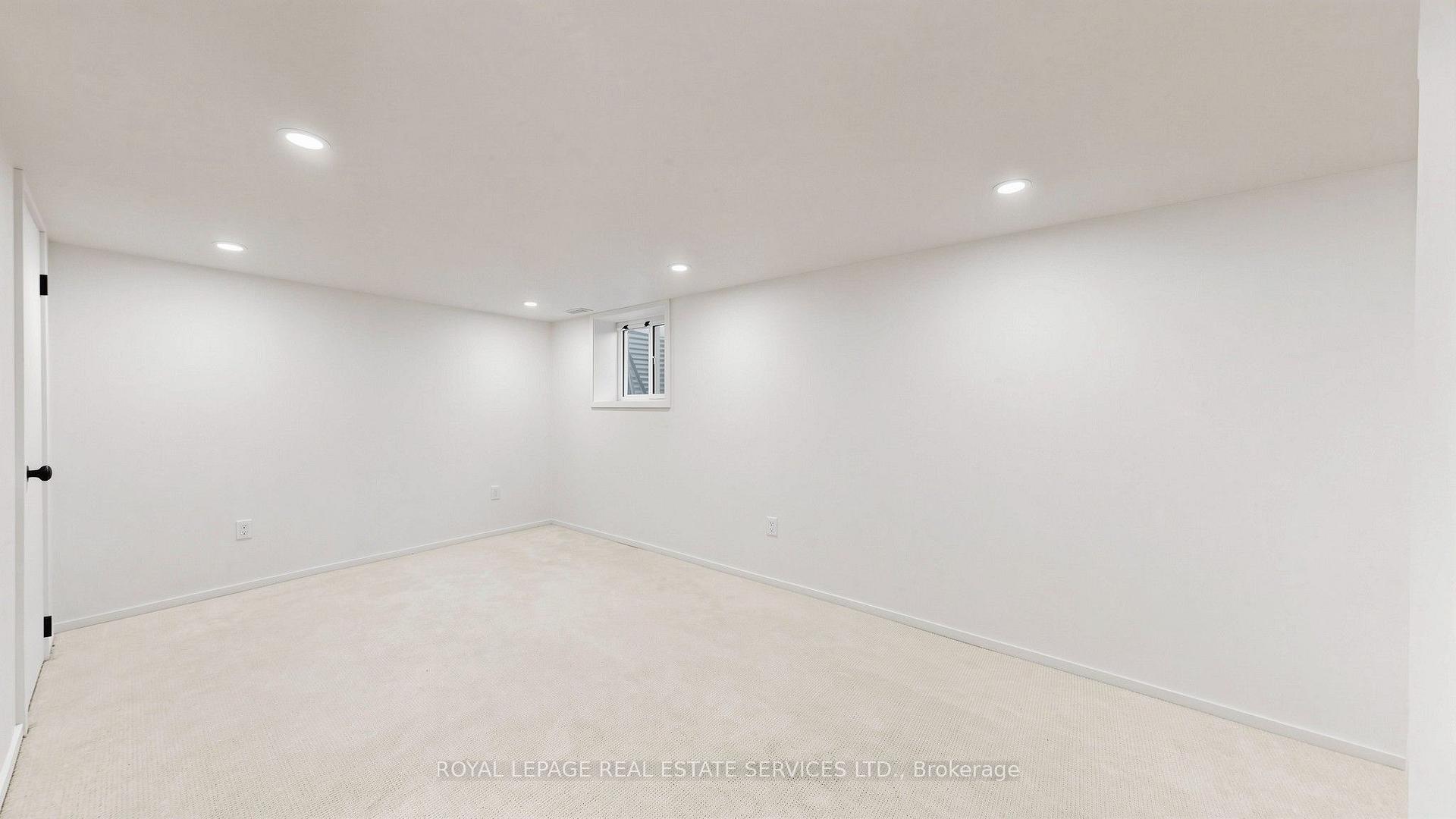 255 Oakwood Crescent