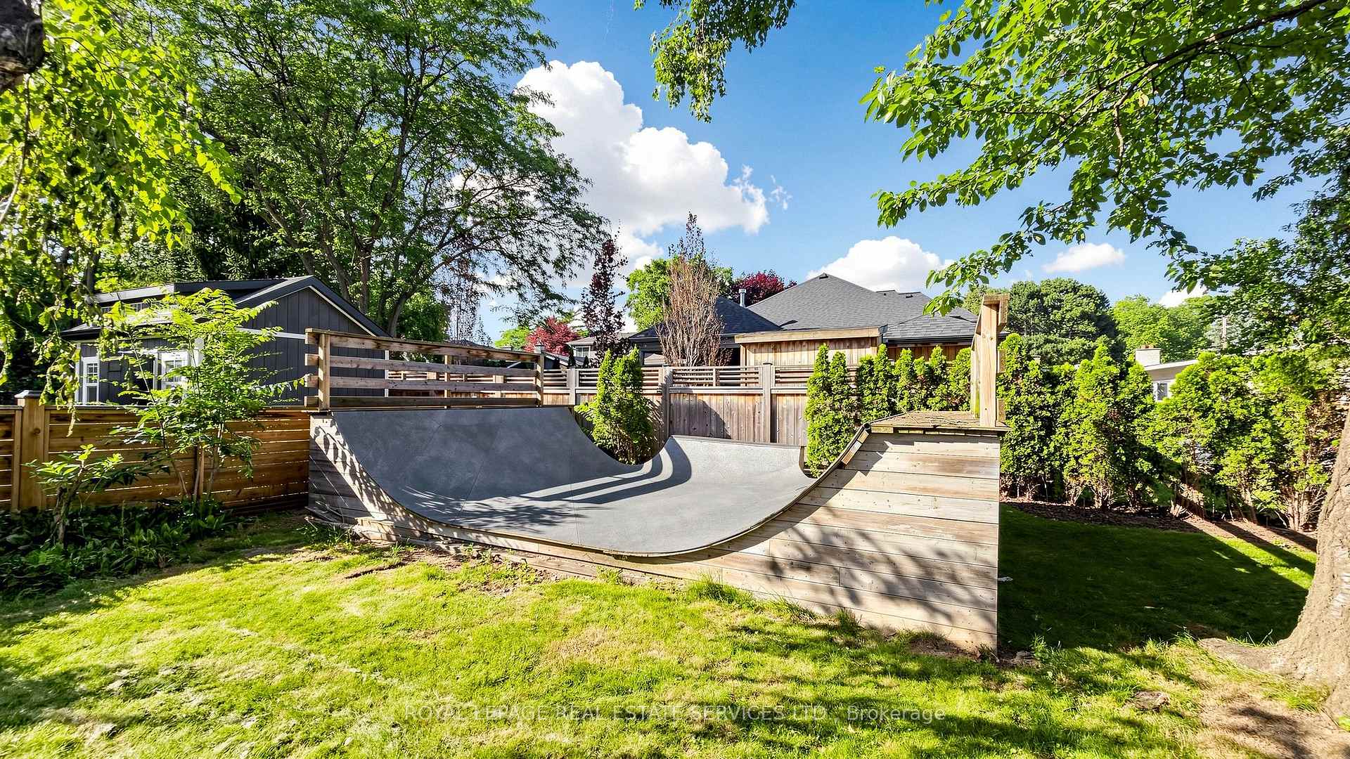 255 Oakwood Crescent