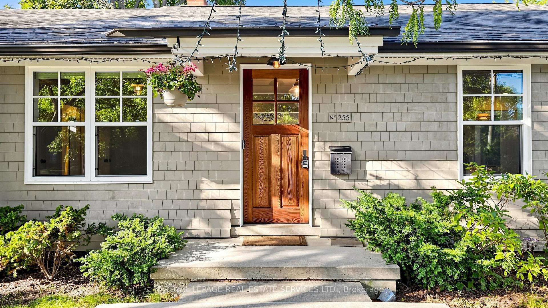 255 Oakwood Crescent