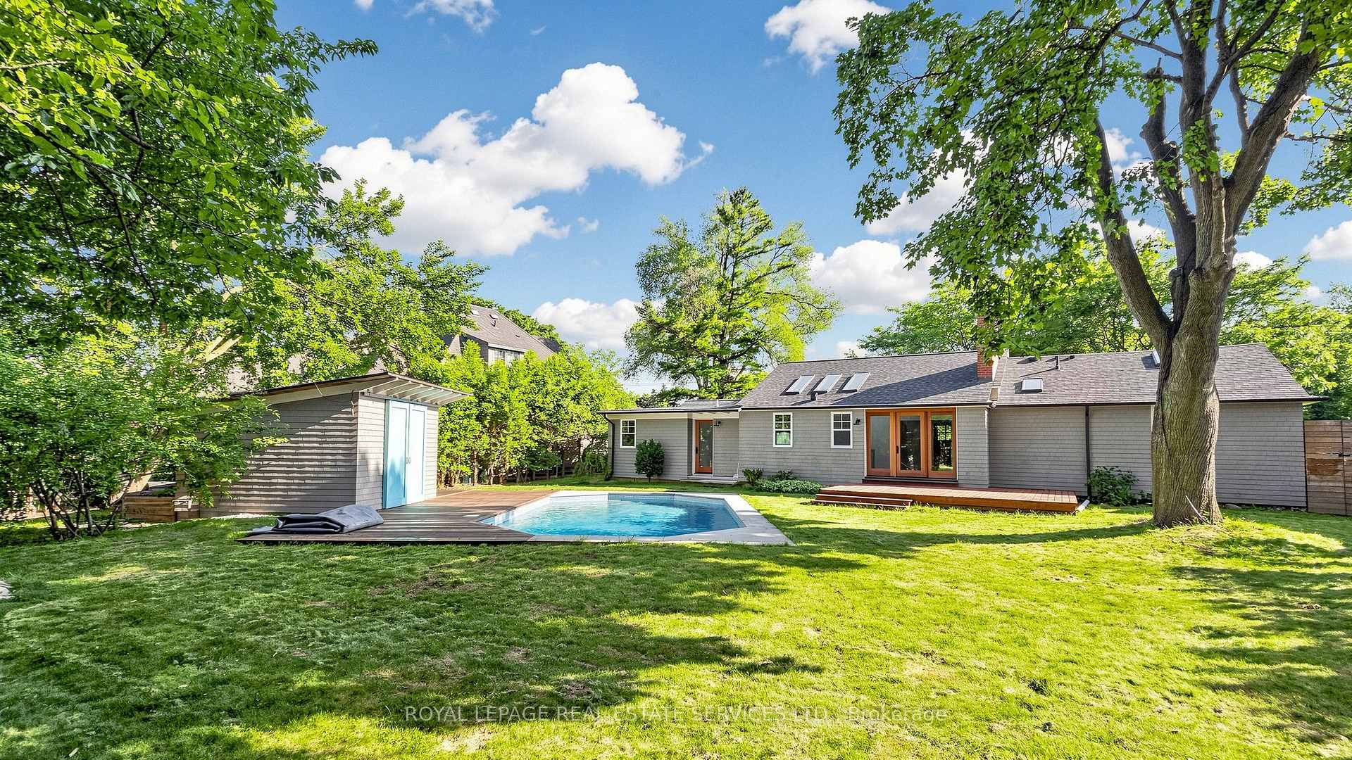 255 Oakwood Crescent