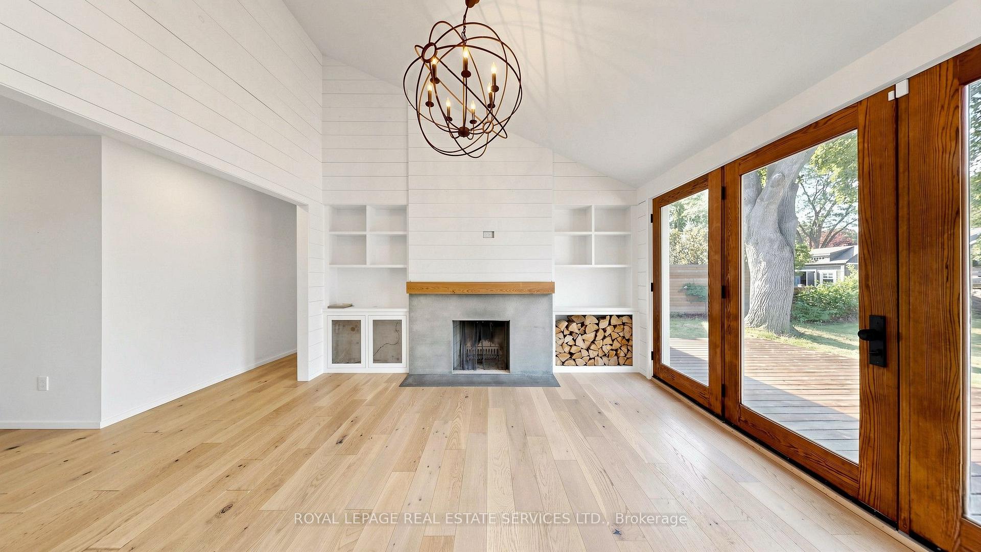 255 Oakwood Crescent