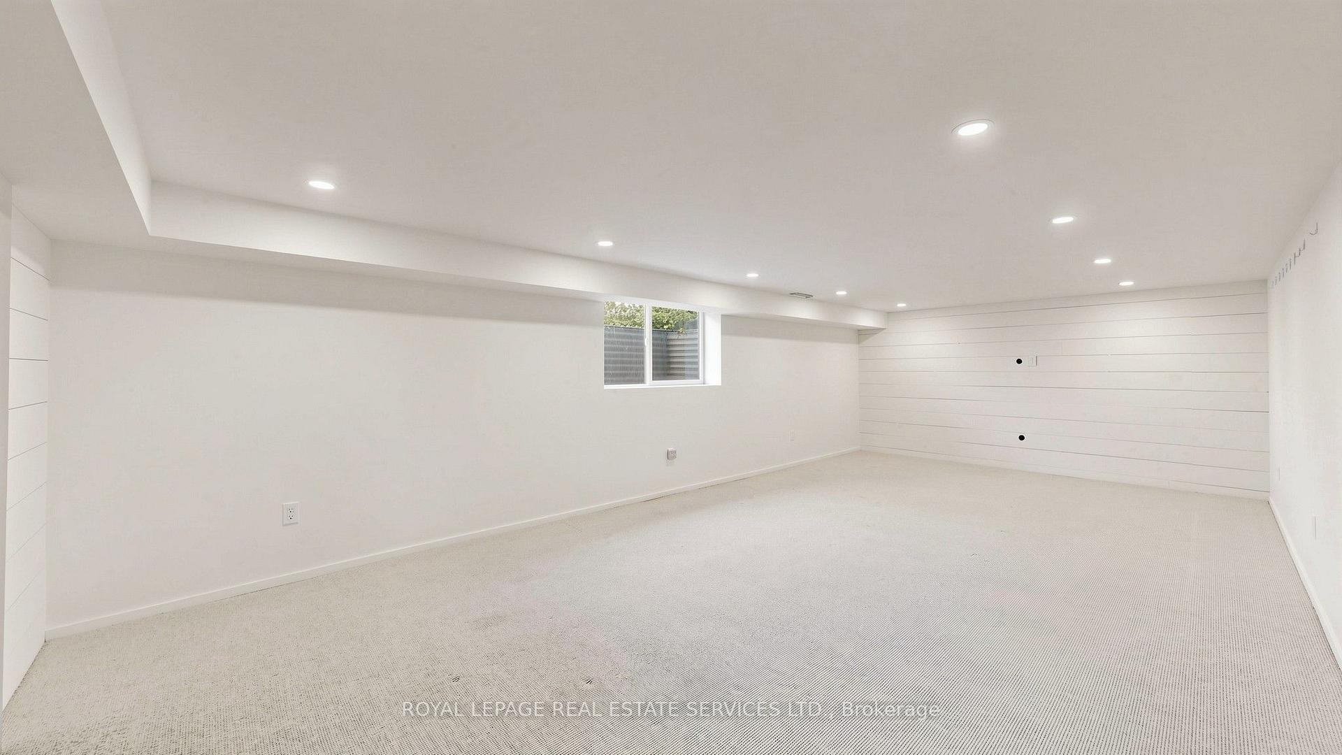 255 Oakwood Crescent