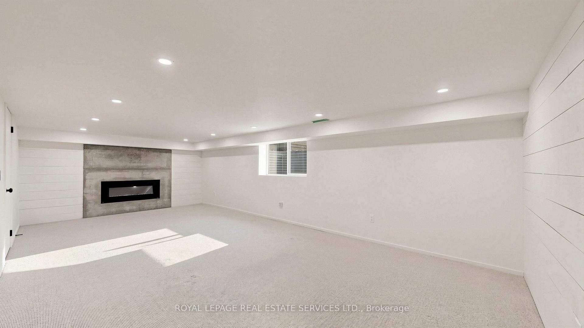 255 Oakwood Crescent