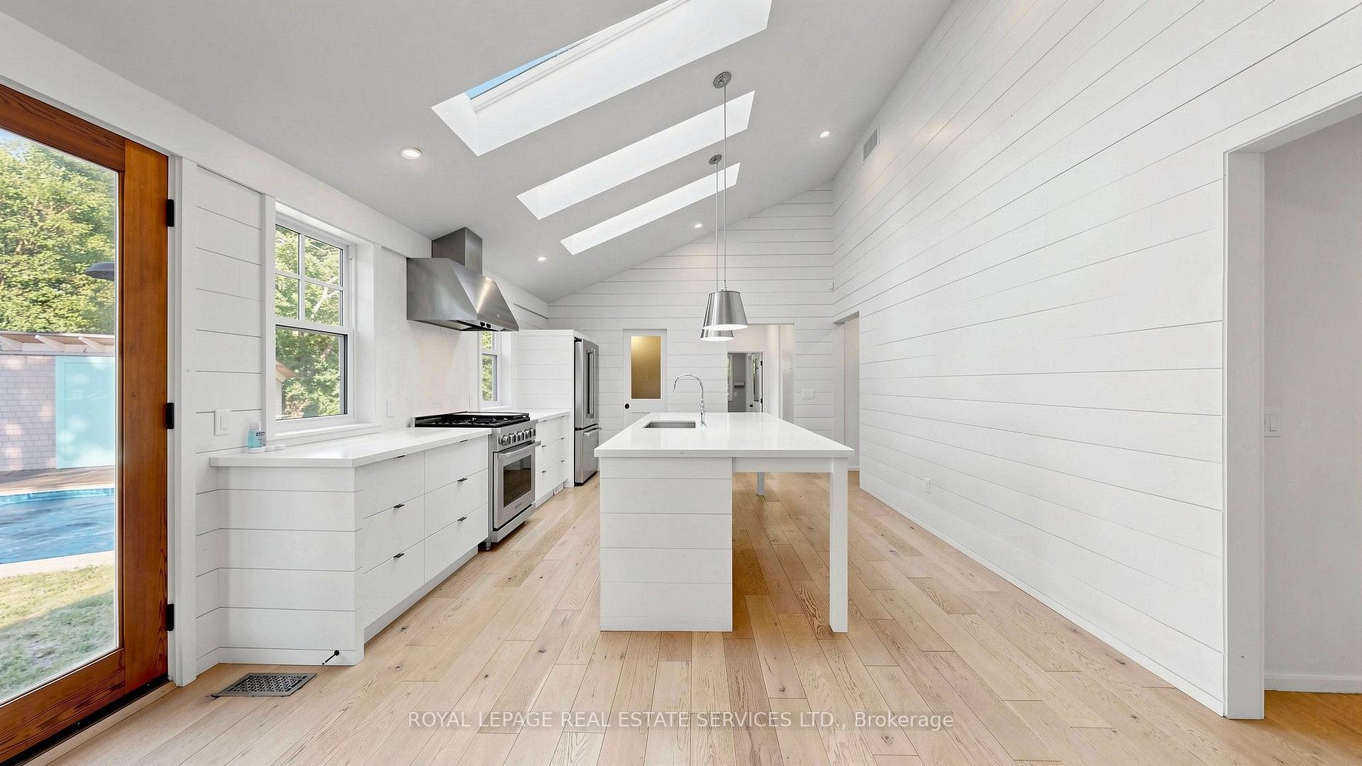 255 Oakwood Crescent
