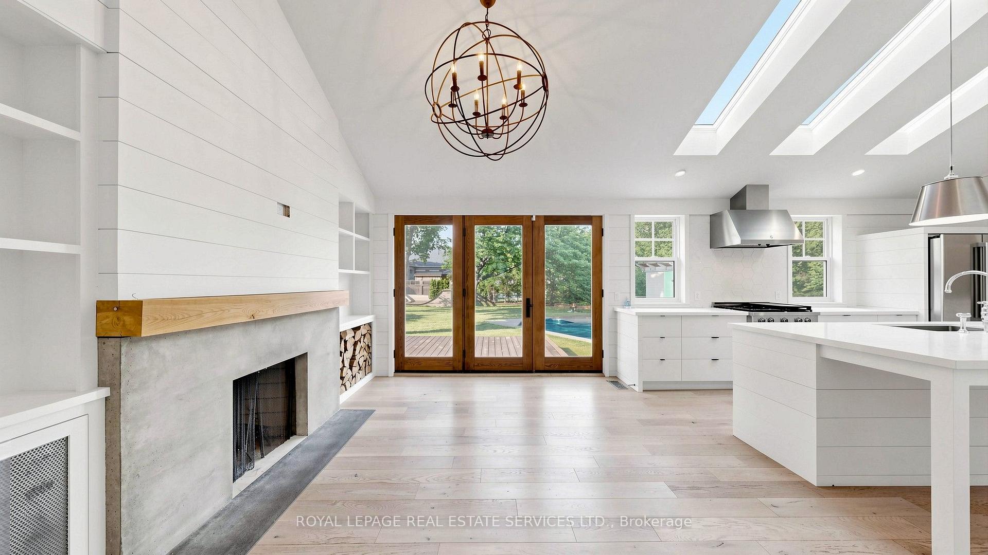 255 Oakwood Crescent
