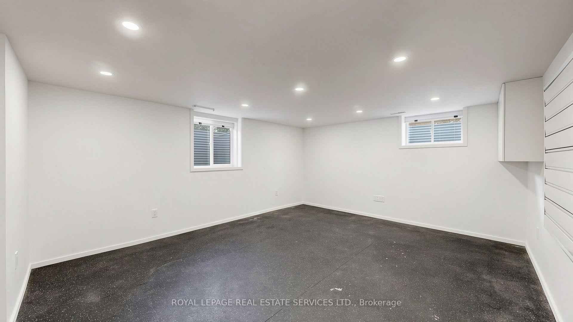 255 Oakwood Crescent