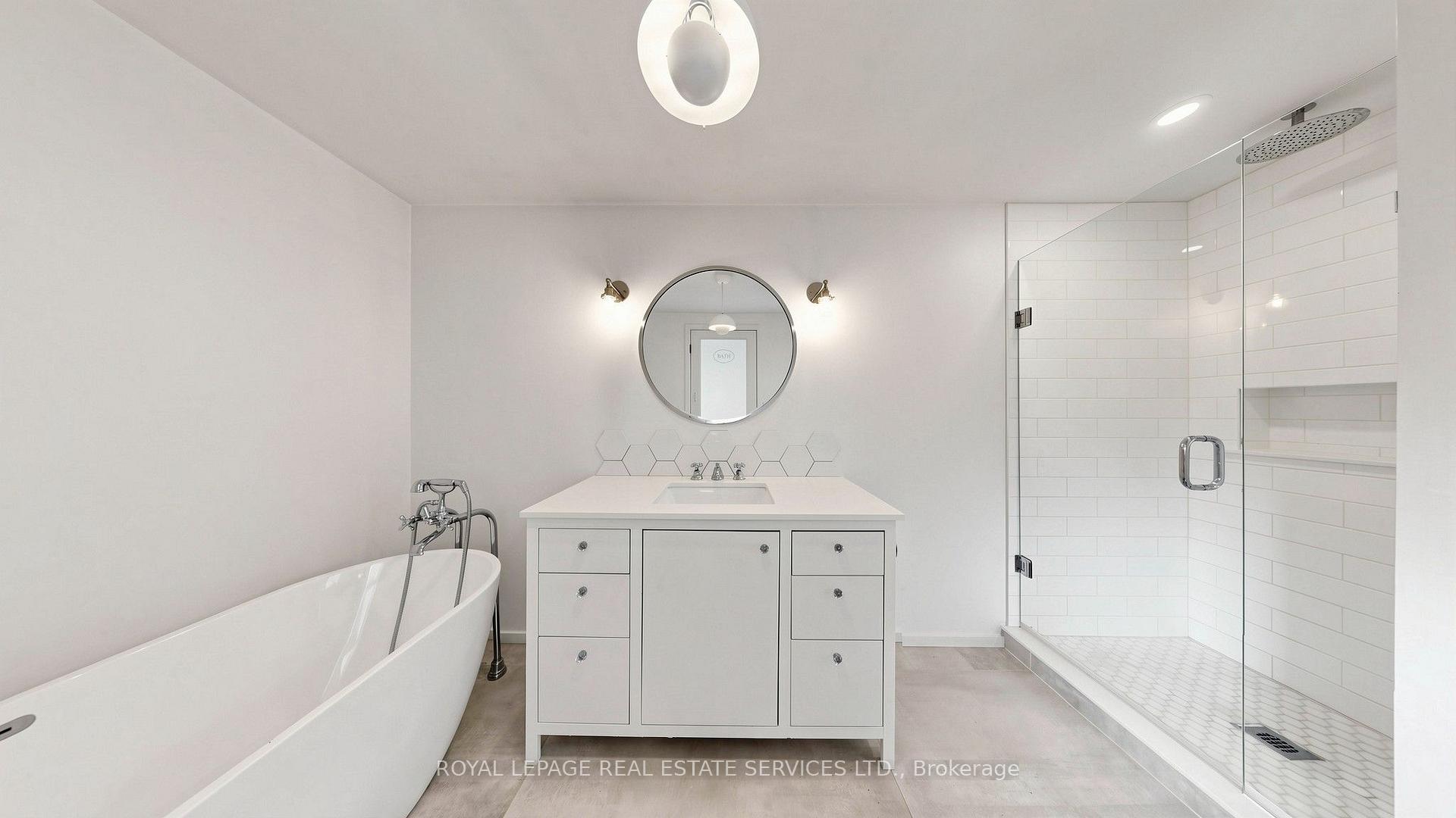 255 Oakwood Crescent
