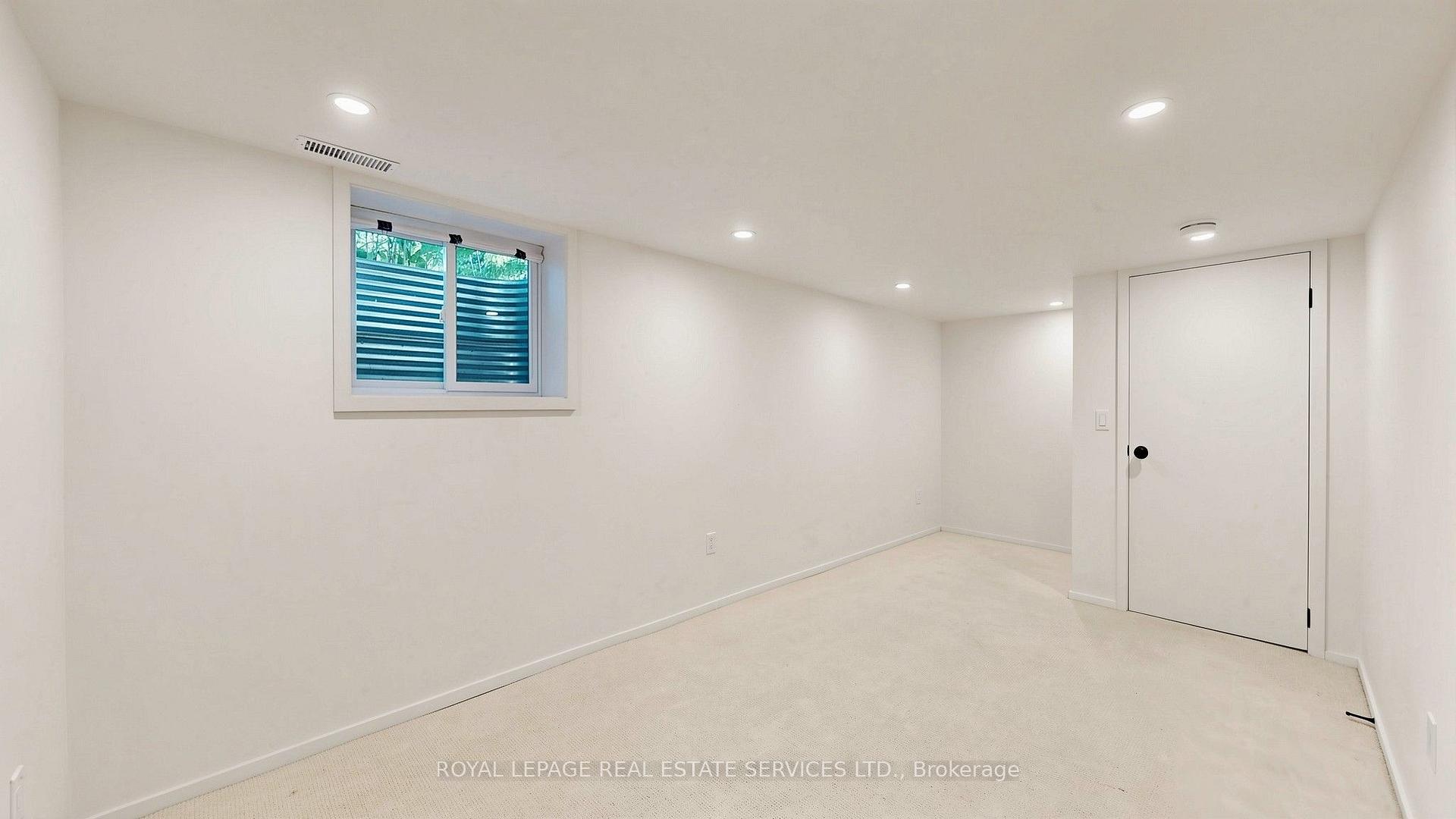 255 Oakwood Crescent