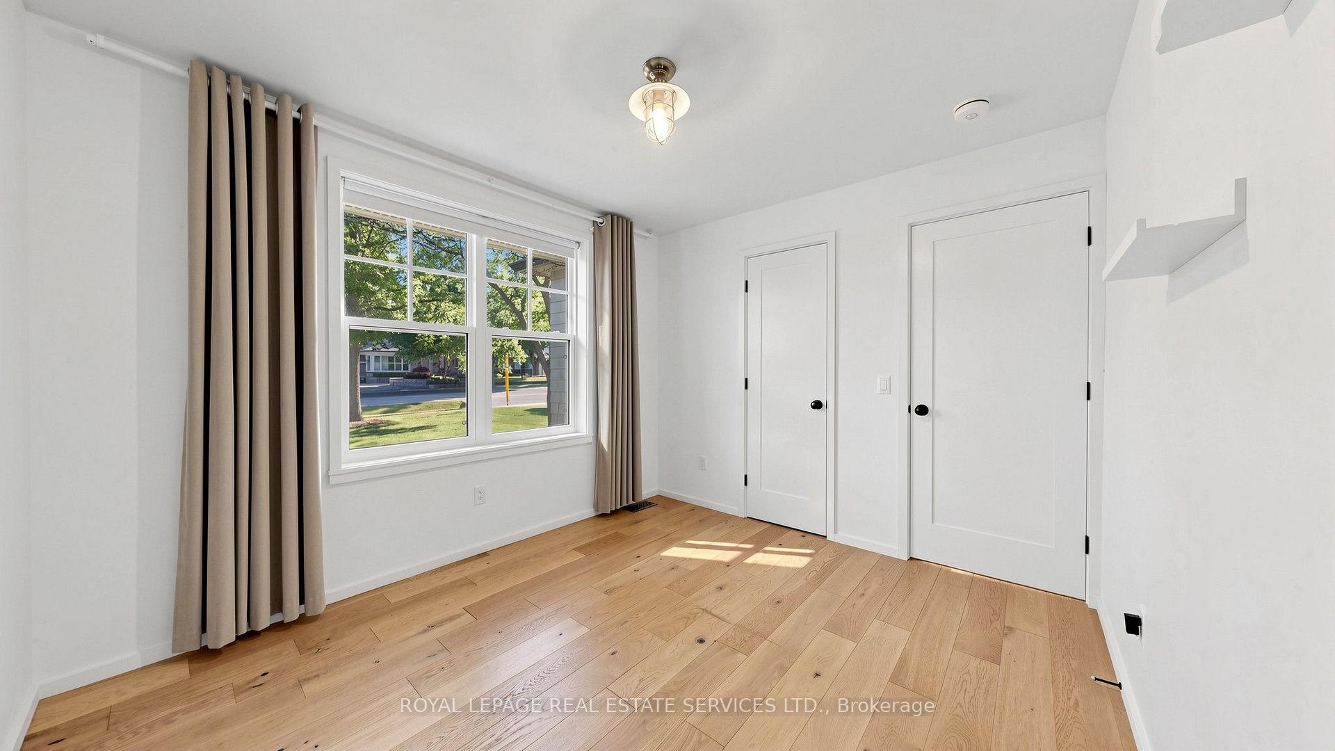 255 Oakwood Crescent