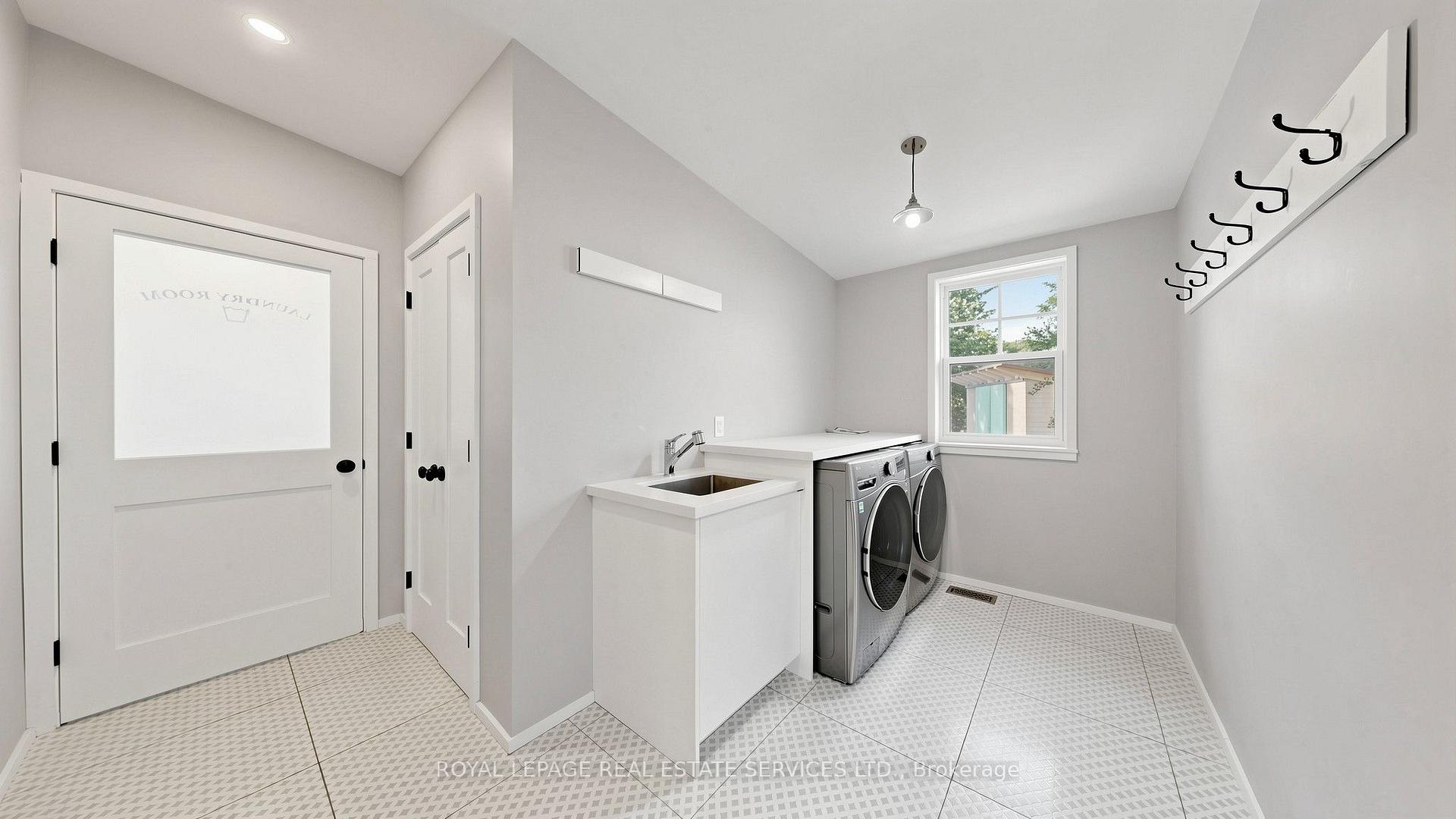 255 Oakwood Crescent