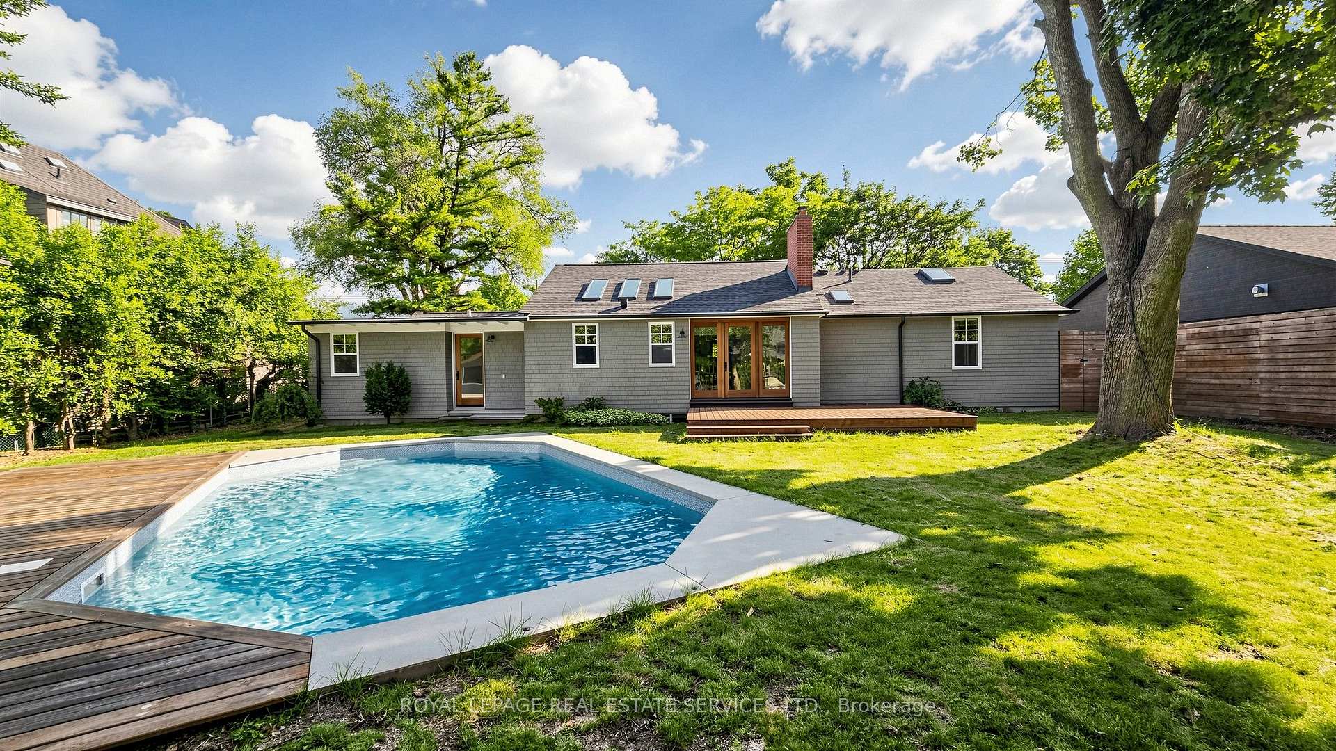 255 Oakwood Crescent