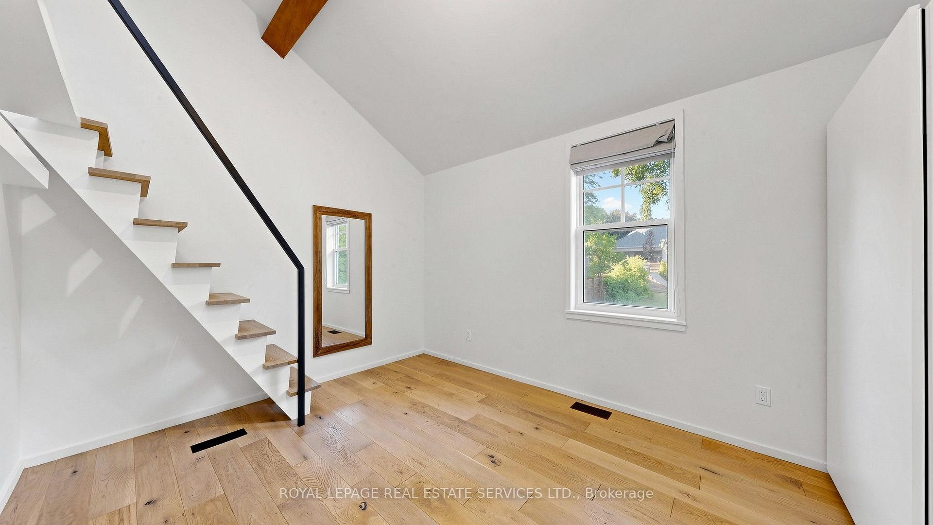 255 Oakwood Crescent