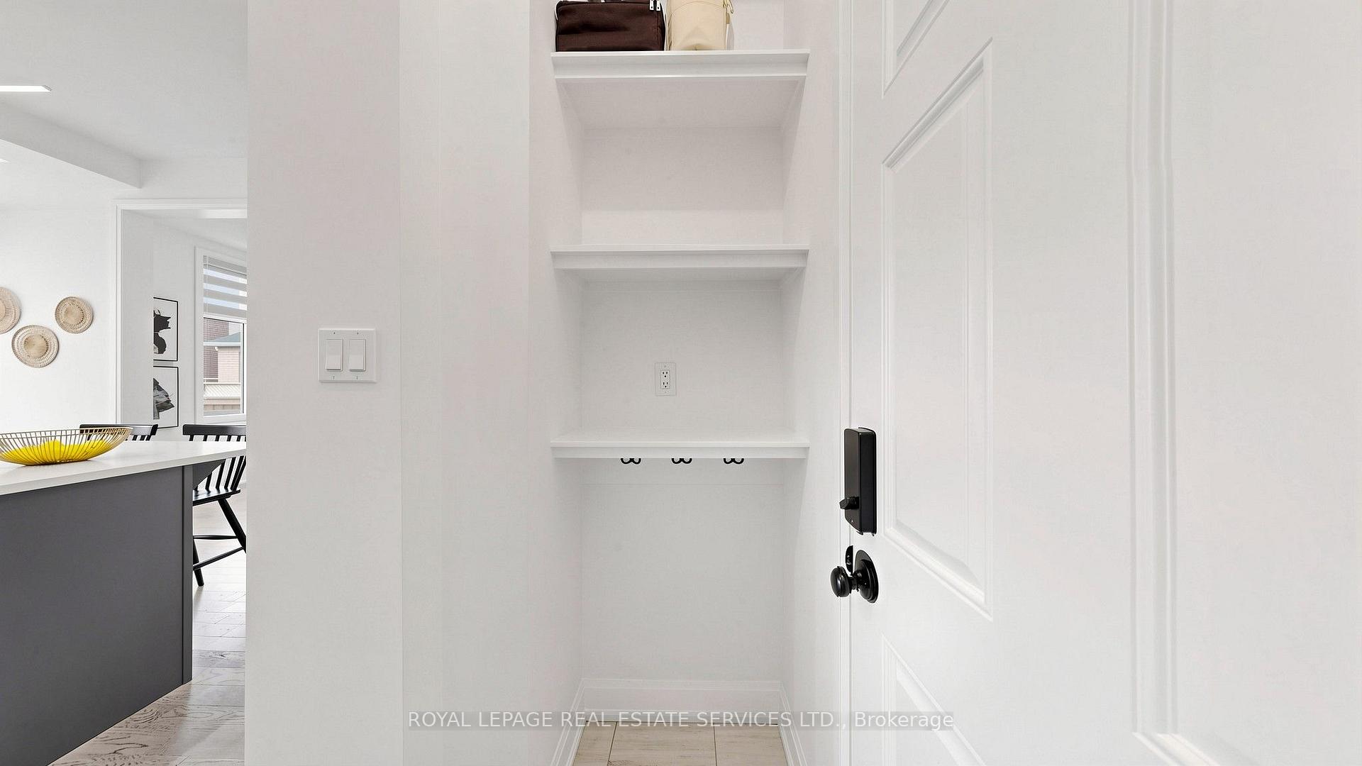 1527 Varelas Passage
