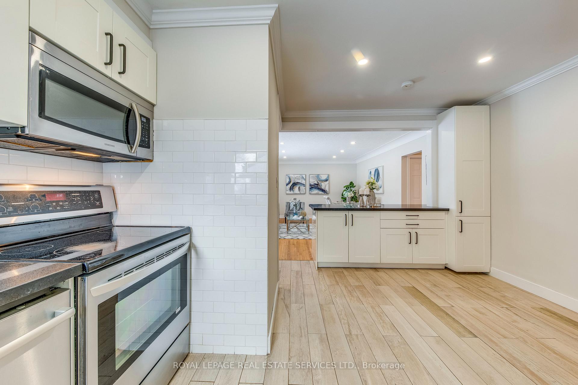 186 Fernwood Crescent