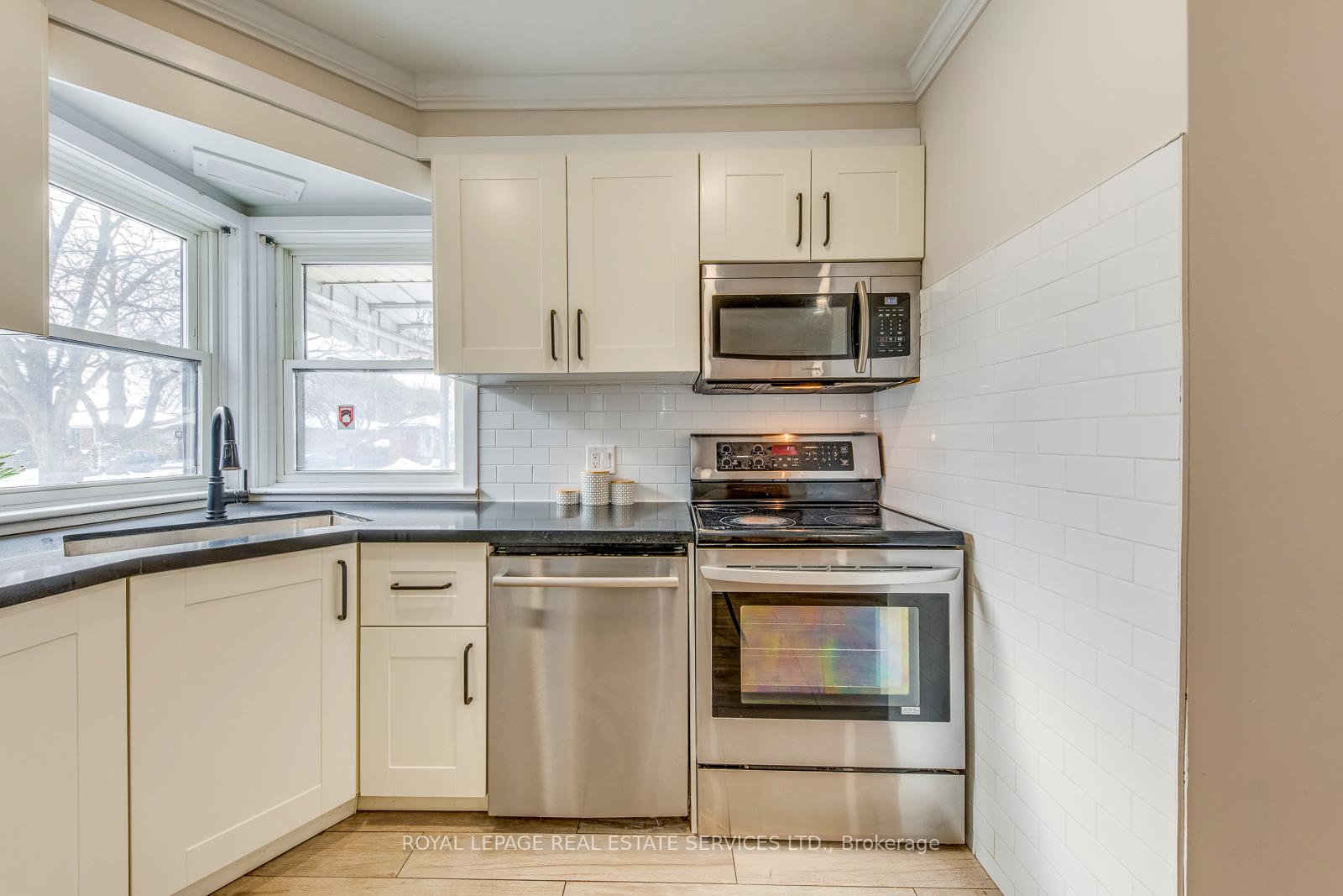 186 Fernwood Crescent